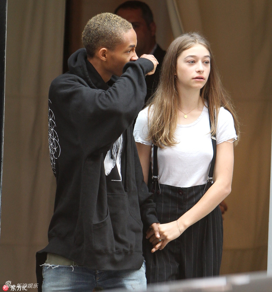 组图:贾登-史密斯和新女友街头搂抱 妹子竟瘫怀里睡着了_高清图集