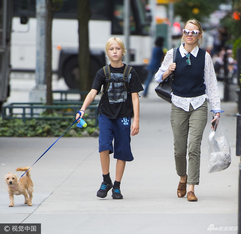 娜奥米携儿子外出