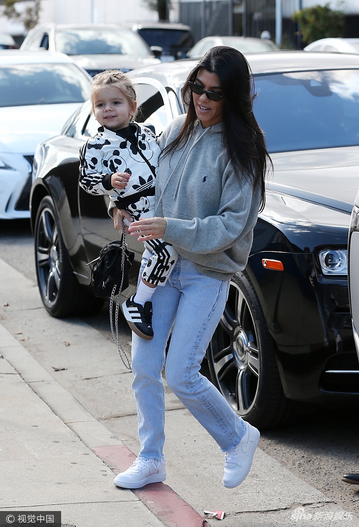 组图:考特尼黑超遮面单手抱萌娃 宝宝开心露齿笑超可爱_高清图集_新浪