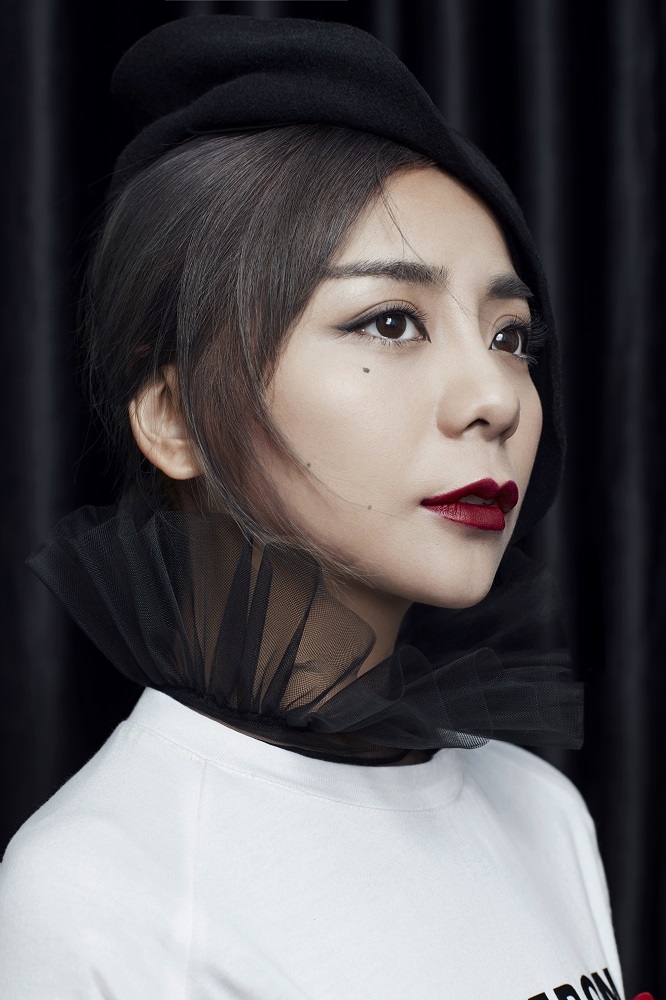 组图:金玟岐全新ep《偶像》首发 写真挑战暗黑风