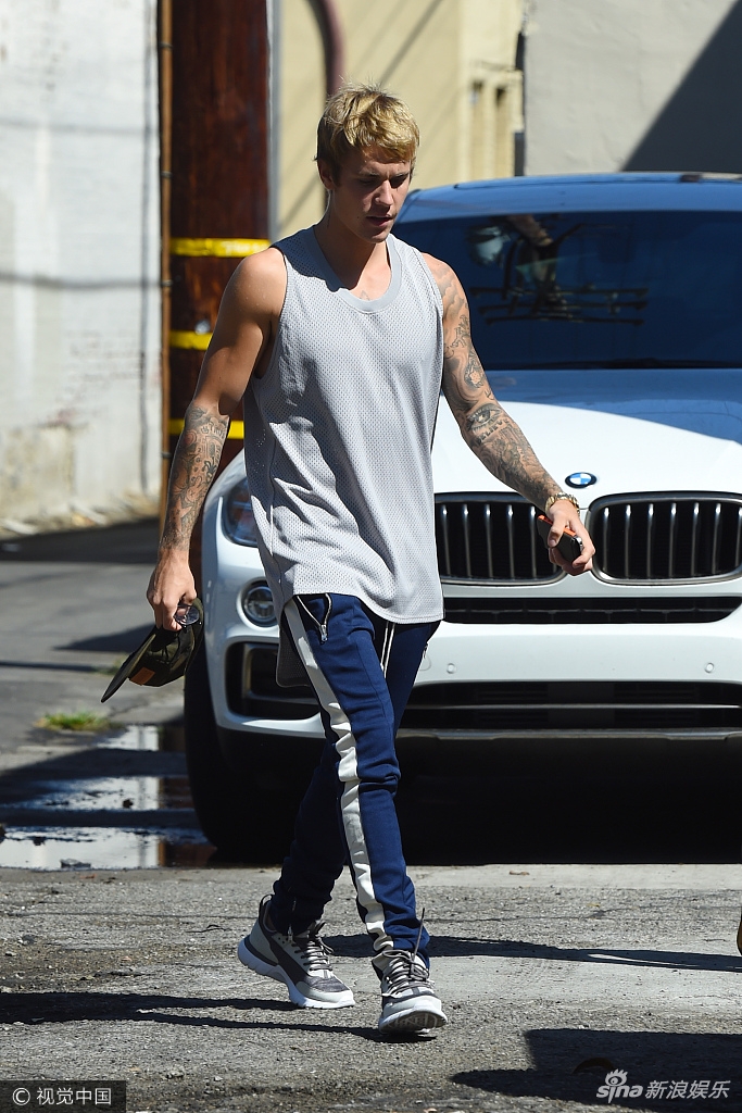 31 1 / 4 新浪娱乐讯 当地时间9月21日,西好莱坞,贾斯汀·比伯(justin