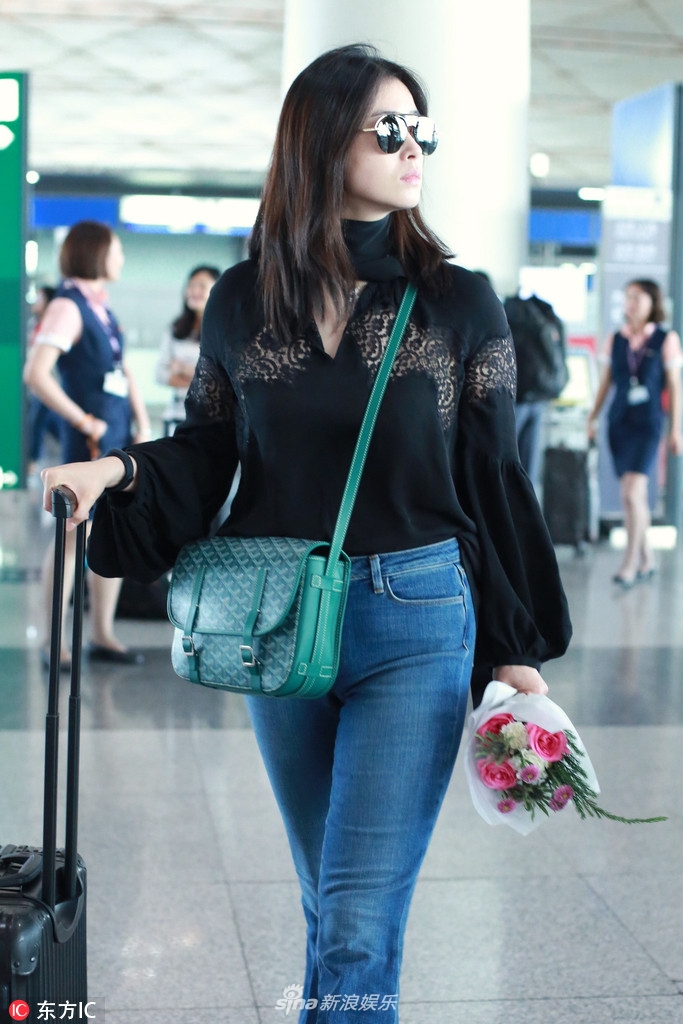 组图:蒋欣机场收花束心情好 穿对衣服颜好条儿顺