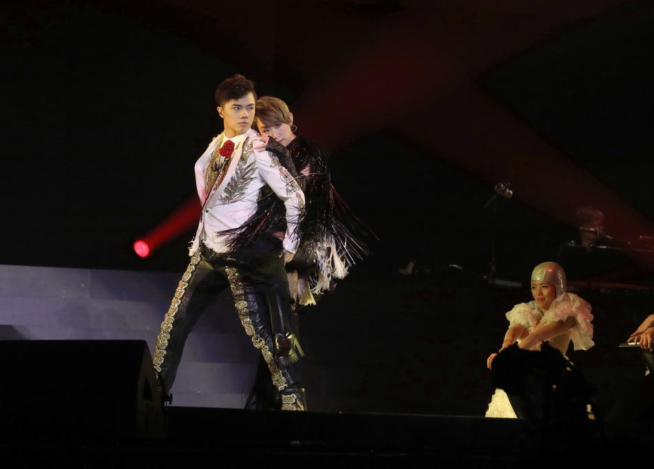 组图:张敬轩澳门演唱会圆满落幕 王菀之助阵