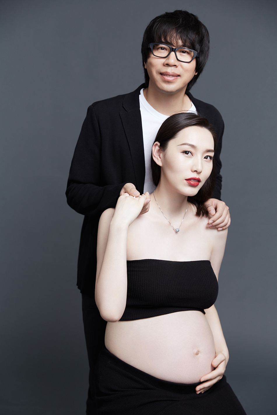 10 11:53:39 1 / 7 新浪娱乐讯 卢庚戌和张辛怡夫妇近日曝光了一组