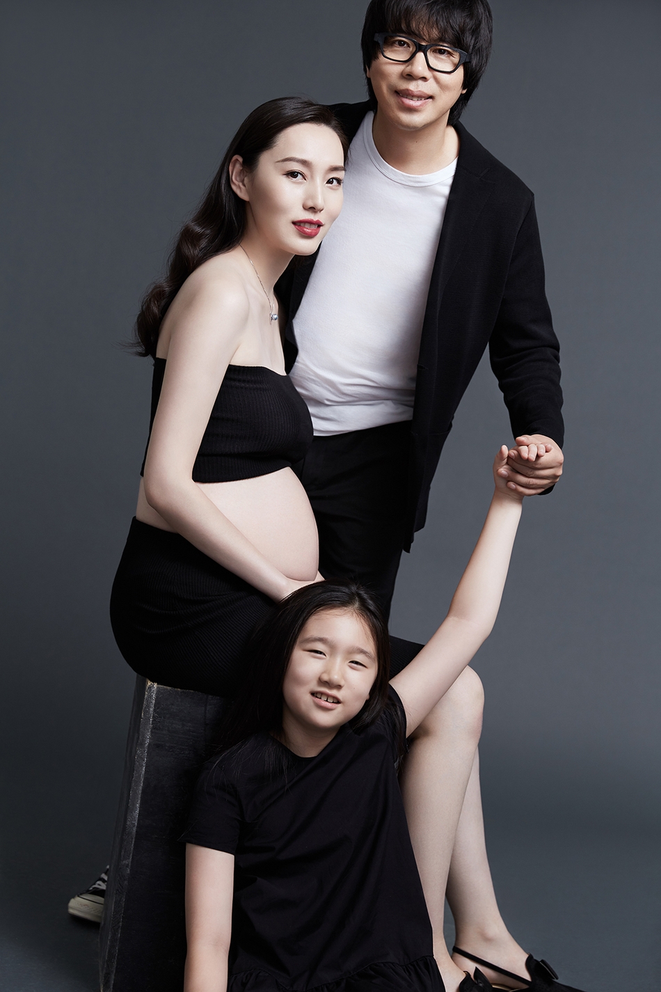 组图卢庚戌夫妇孕肚写真甜蜜浪漫携女儿温馨出镜