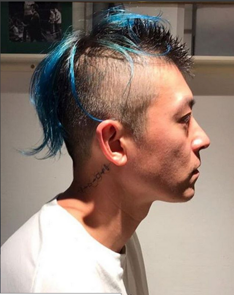 组图:新发型如何?陈冠希大胆尝试蓝色染发炫酷吸睛