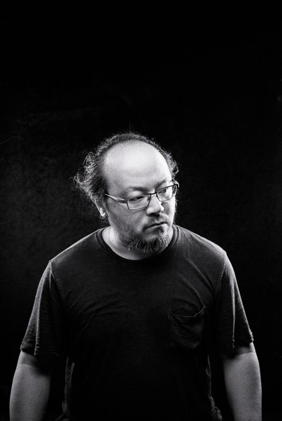 窦唯幕后排练变丸子头大叔