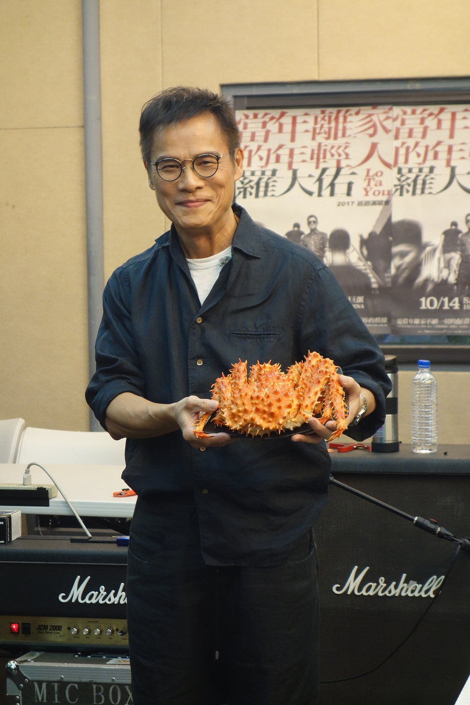 组图:罗大佑为演唱会忙排练 艾怡良送桃李水果献恩师_高清图集_新浪网