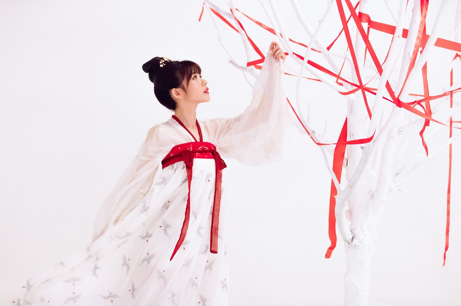 新浪娱乐讯 sing女团新曲《寄明月》官方mv首发,是由新锐二次元制作人