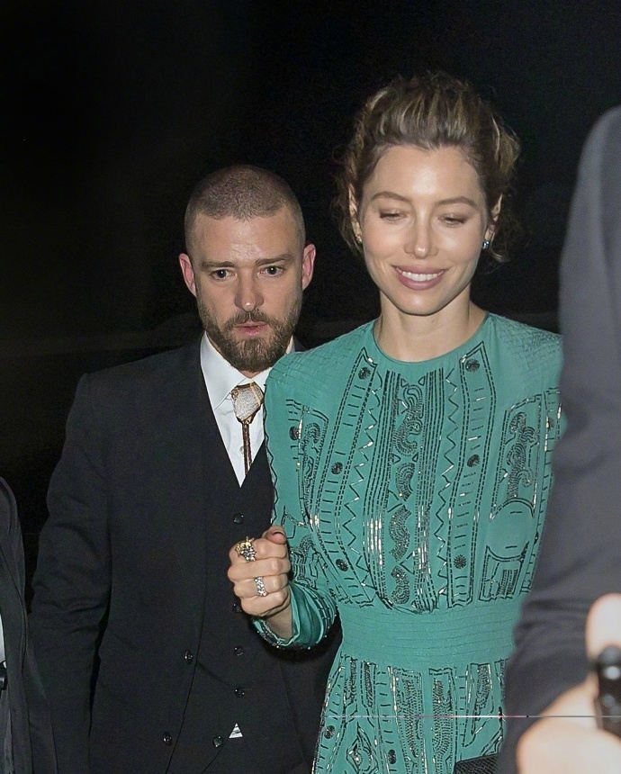 贾老板和妻子现身