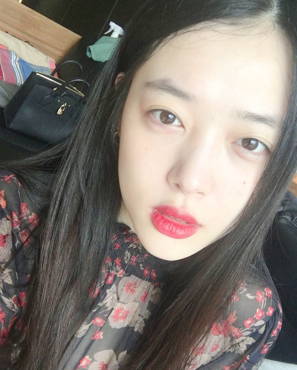 组图:雪莉偏爱素颜配红唇 肤白貌美"果汁像"