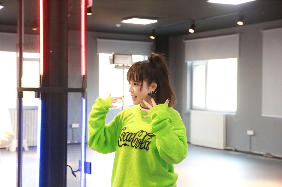 艾菲直播探班练习生训练 现场教学分享舞台经验