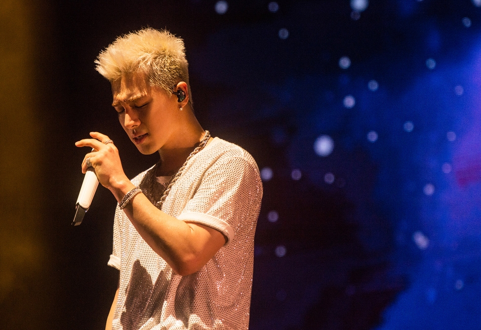 组图:太阳澳门秀粤语撩妹 唱数首bigbang歌曲表思念