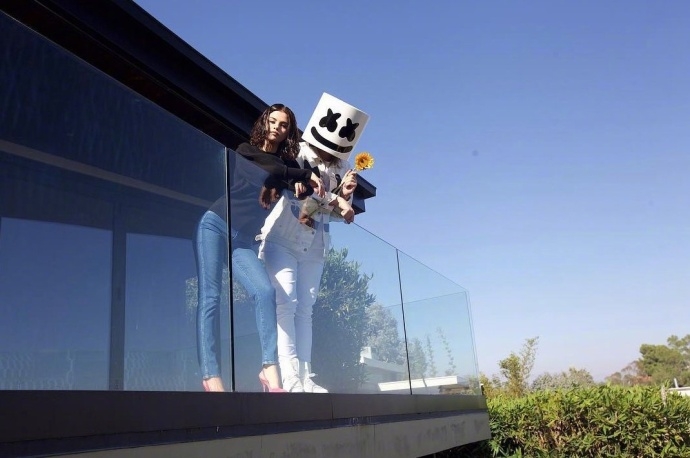 组图:赛琳娜与marshmello新单写真曝光 一起搞怪甜笑迷人_高清图集