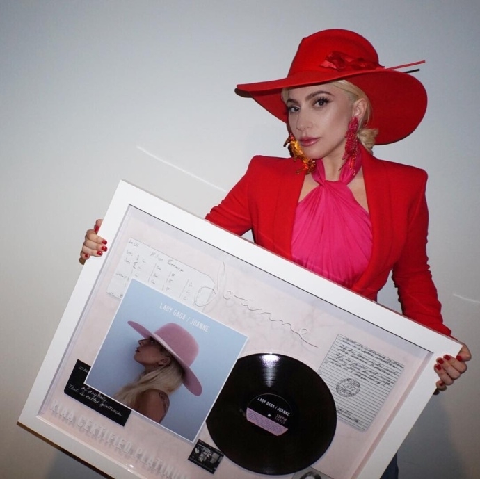 并配文称:"my album joanne is officially certified platinum in