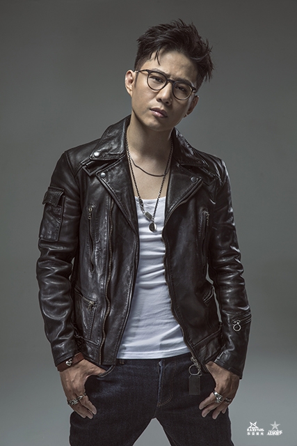 组图:石头亮相榜上榜演绎《念》 干净利落帅气有型