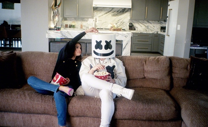 组图:赛琳娜与marshmello新单写真曝光 一起搞怪甜笑迷人_高清图集