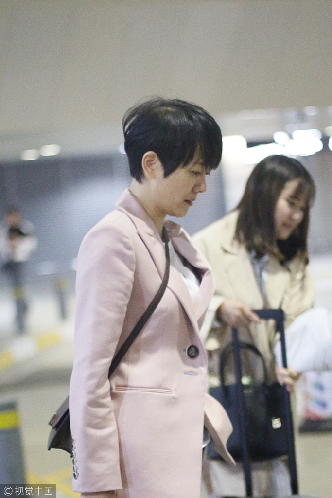 辣妈杨乐乐身穿粉色小西装搭配牛仔裤甜美减龄,她素颜现身机场,一头