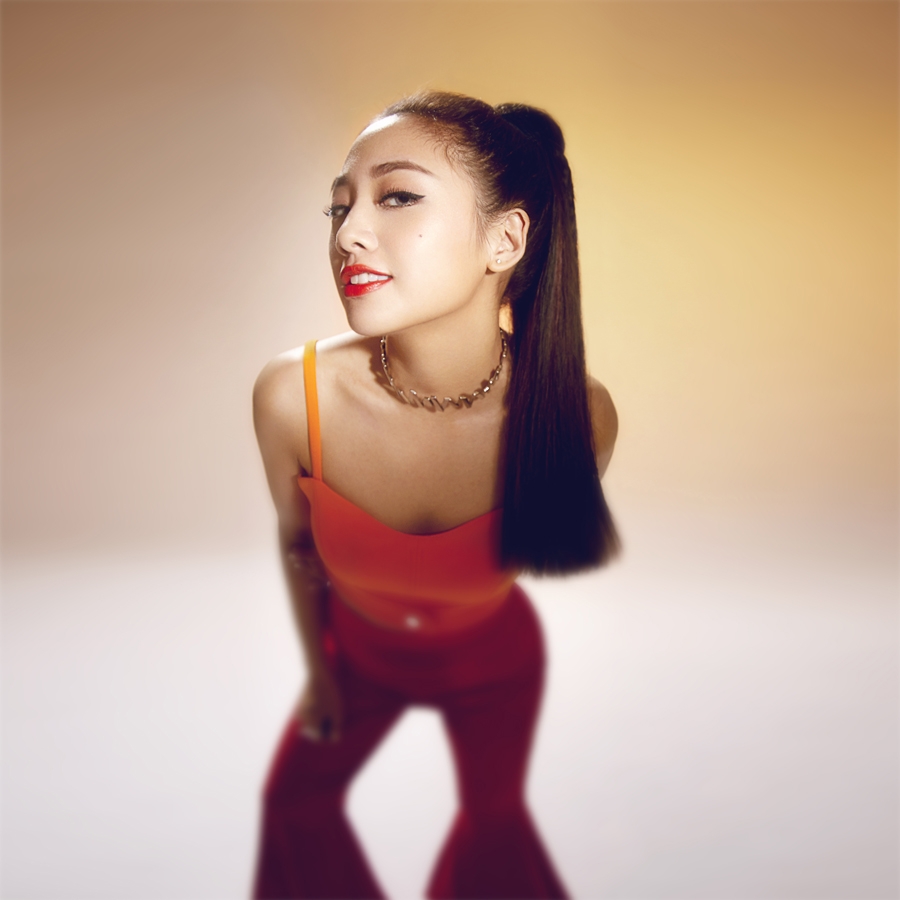 组图:鬼鬼《knock knock knock》mv首发 展崭新爱情观