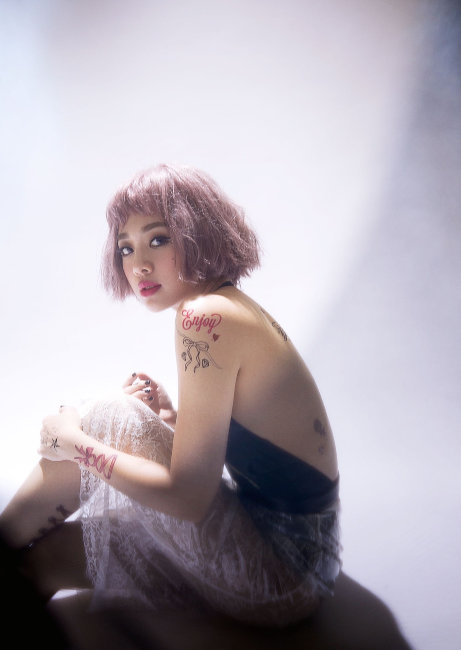 组图:鬼鬼《knock knock knock》mv首发 展崭新爱情观