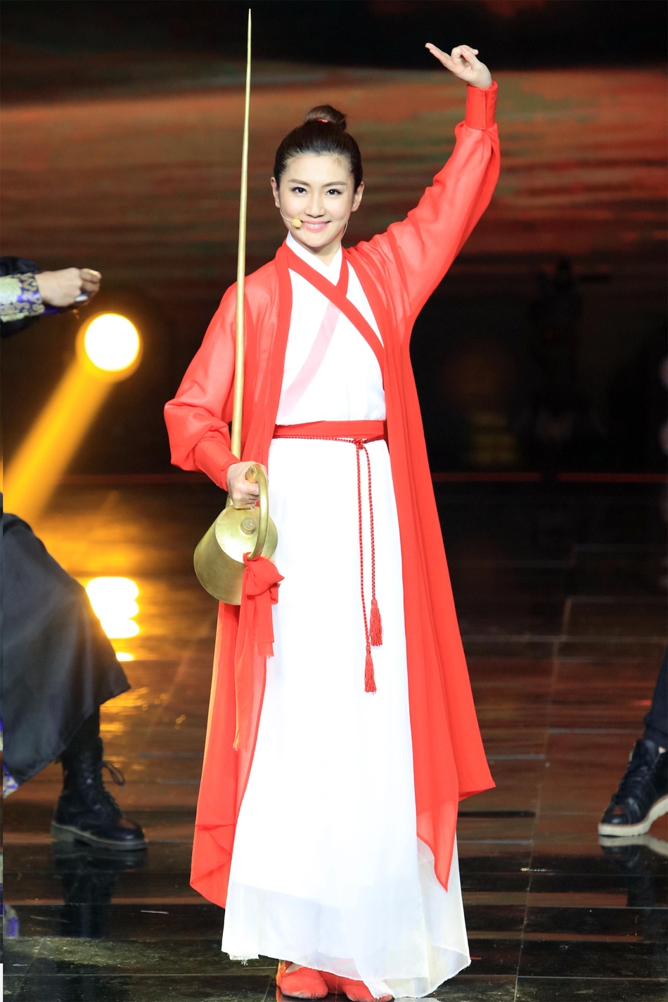 组图拜见小师父selina频抹泪周深献越剧版大鱼