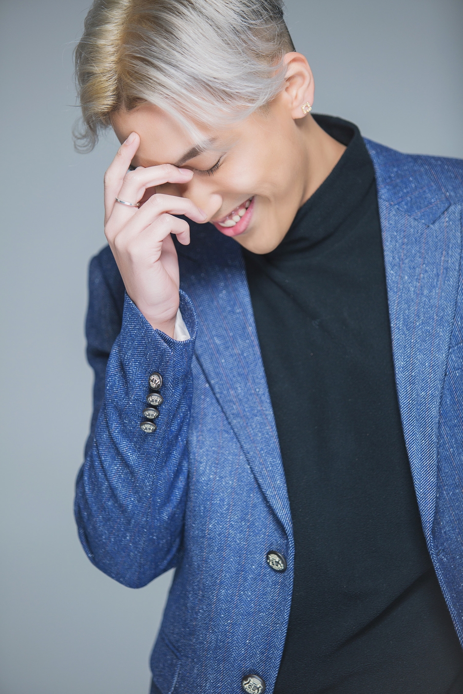 陈乐基杀手锏深秋写真曝光 摇滚青年变西装熟男