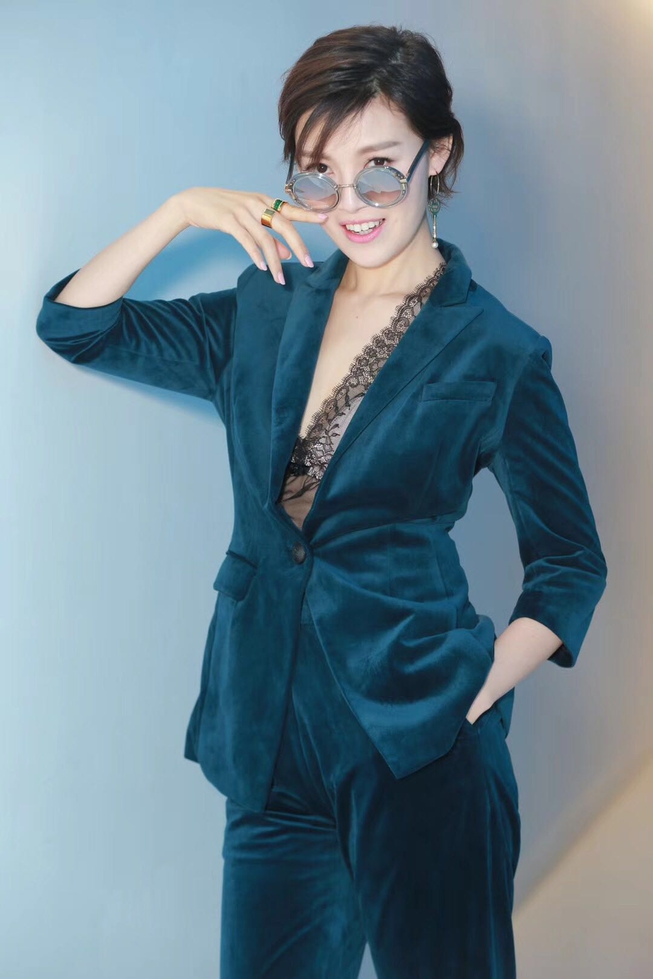 常思思丝绒西服搭蕾丝背心 帅气外更添魅惑