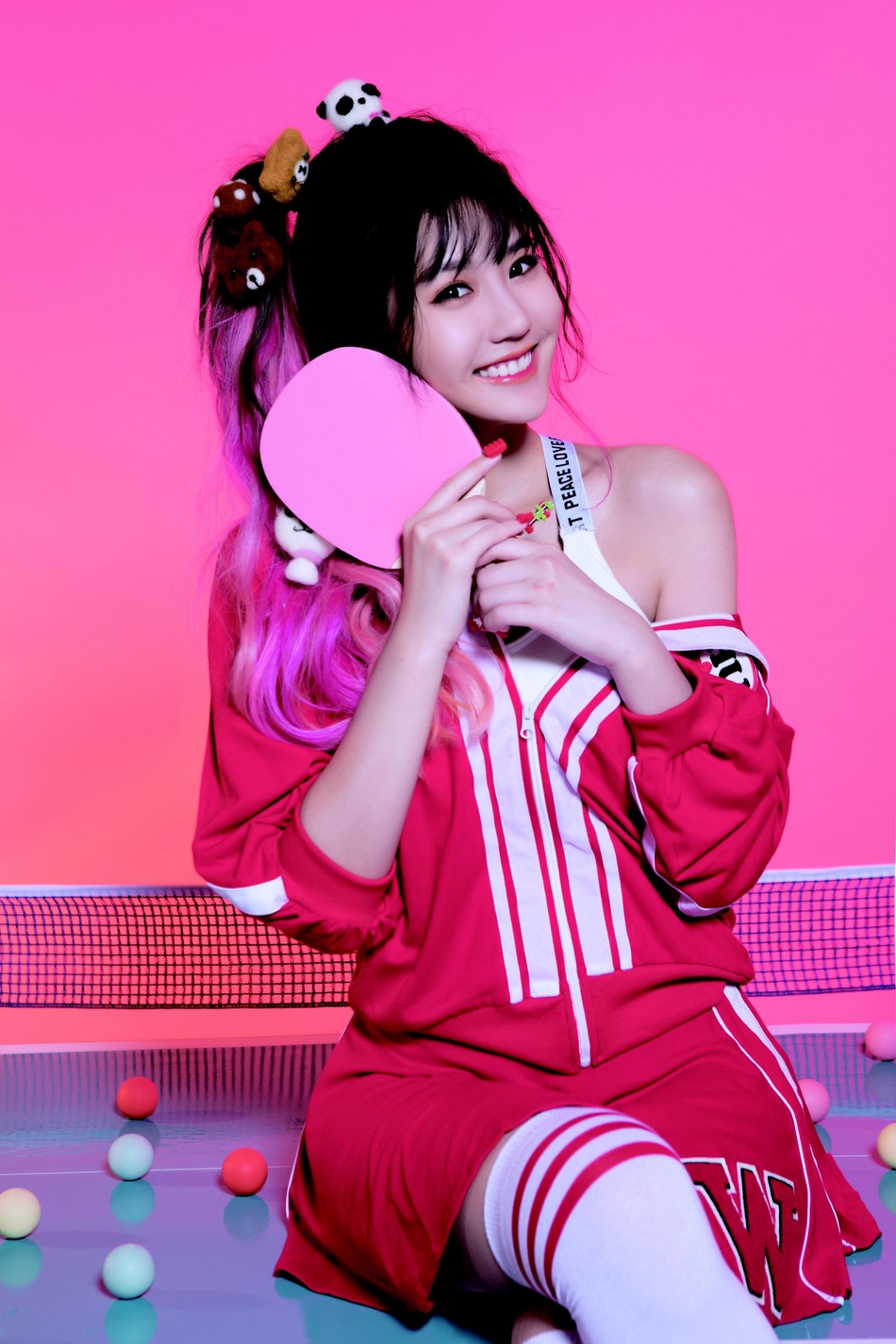 组图:朱主爱推出新专辑 花瓣装展现成熟美