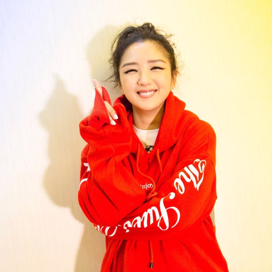 新浪娱乐讯 近日,歌手何洁曝光了一组照片,照片中何洁化身行走的表情