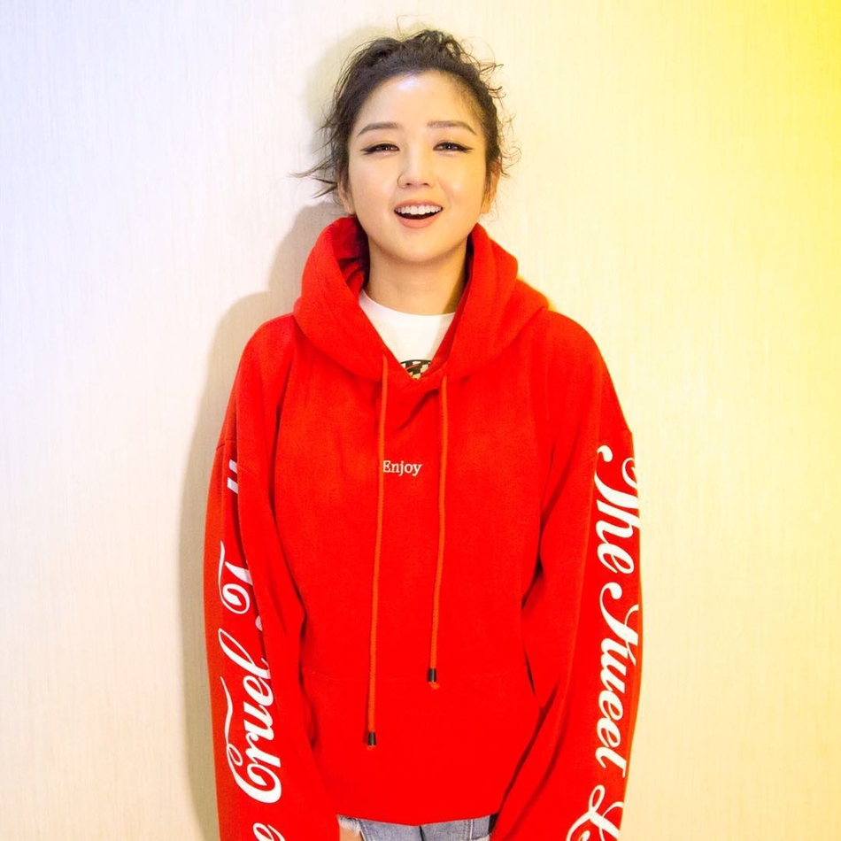 组图:何洁穿红衣更显俏皮 嘟嘴卖萌少女感十足