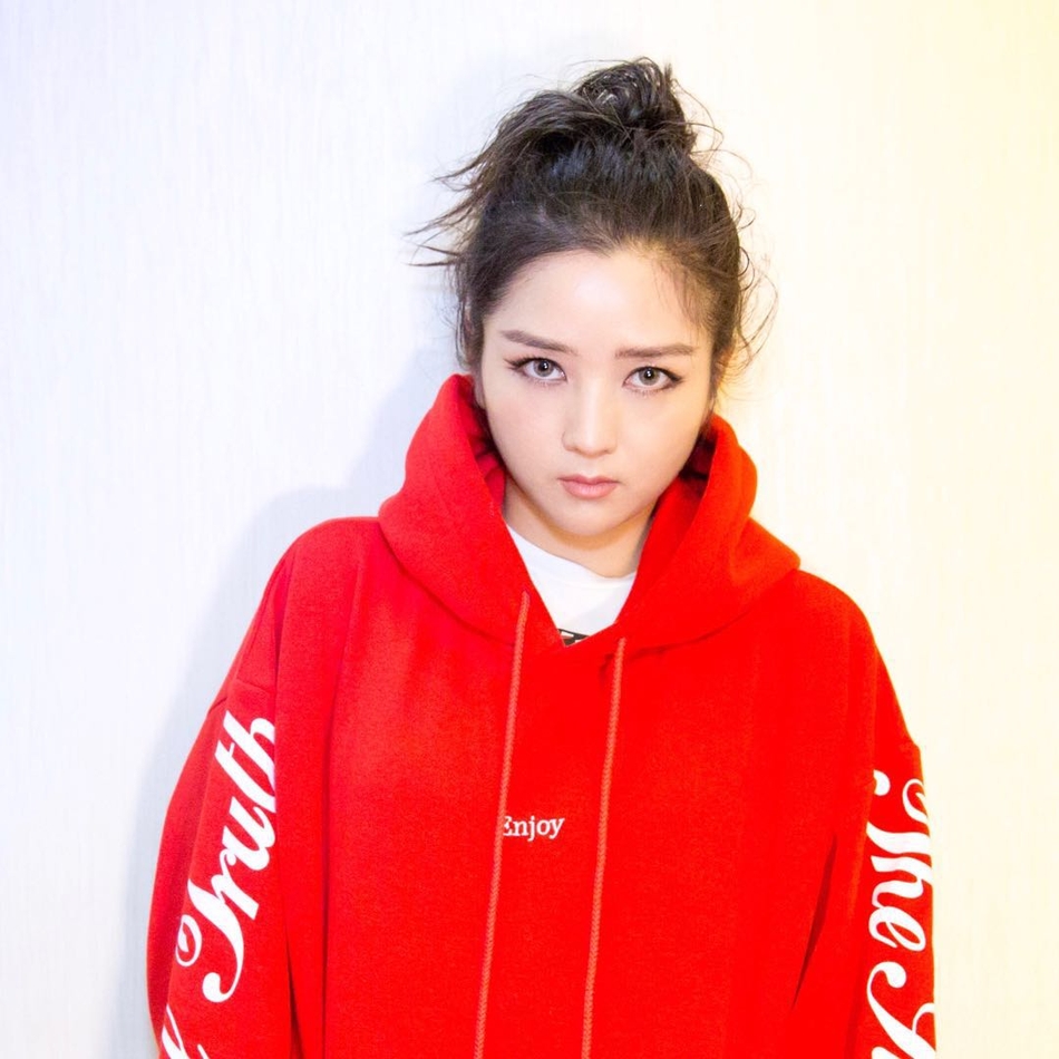 组图:何洁穿红衣更显俏皮 嘟嘴卖萌少女感十足