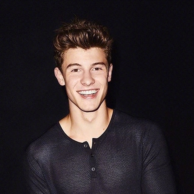 组图:萌德现身西装革履帅气挺拔 笑容灿烂看镜头好温暖