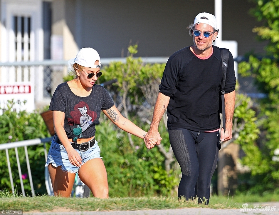 组图:lady gaga和男友牵手出行 两人安静闲坐贴耳细语_高清图集_新浪