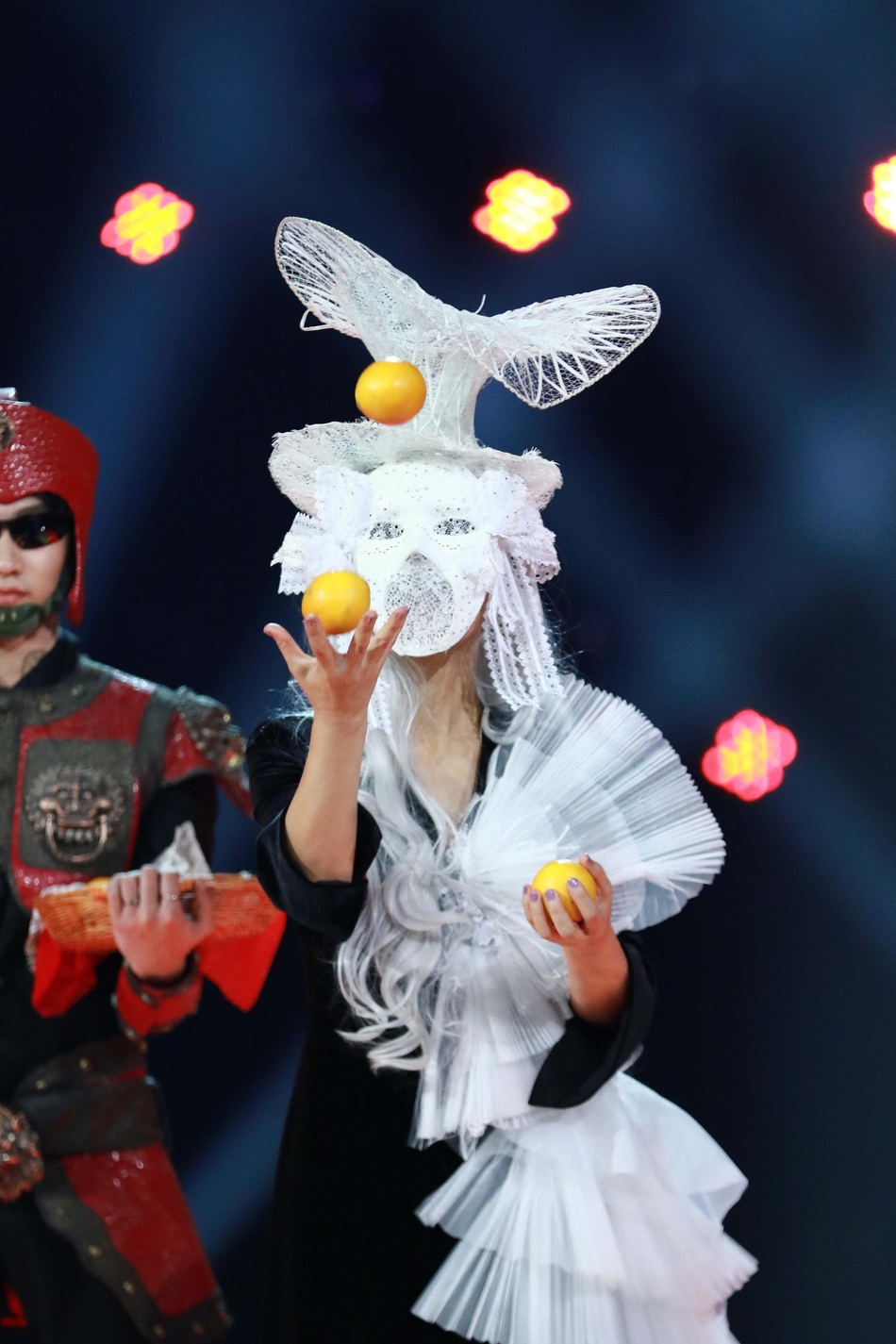 组图:蒙面唱将"雅典娜"秀生活技能 台风大气疑是陈明