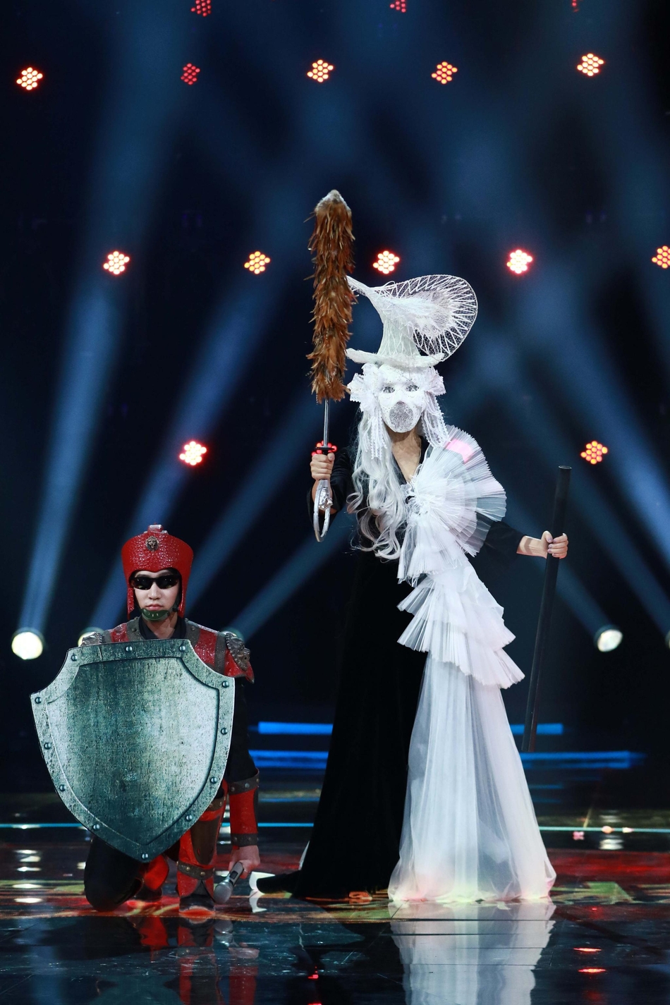 组图:蒙面唱将"雅典娜"秀生活技能 台风大气疑是陈明