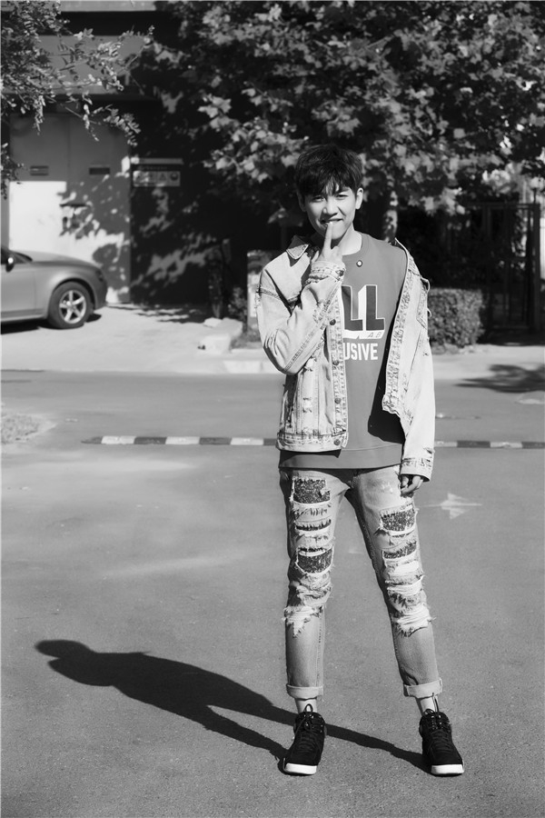 王野深秋写真曝光 随性帅气有活力