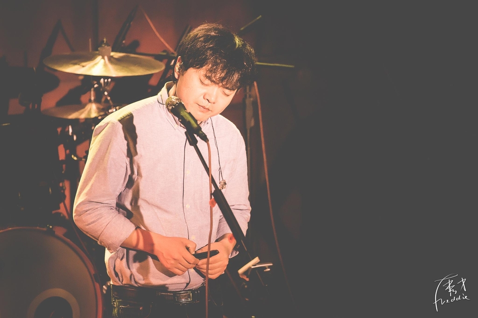 组图:贰佰巡演唱《港岛妹妹》 质朴民谣唱出固执与坚持_高清图集_新浪