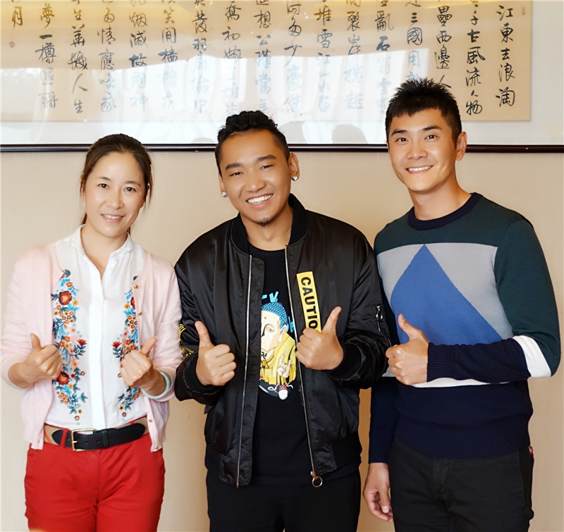 组图:扎西平措助力公益 出席活动唱《齐天》