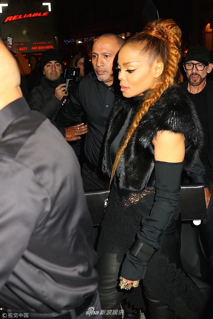 4 新浪娱乐讯 迈克尔杰克逊的妹妹珍妮-杰克逊(janetjackson)现身街头