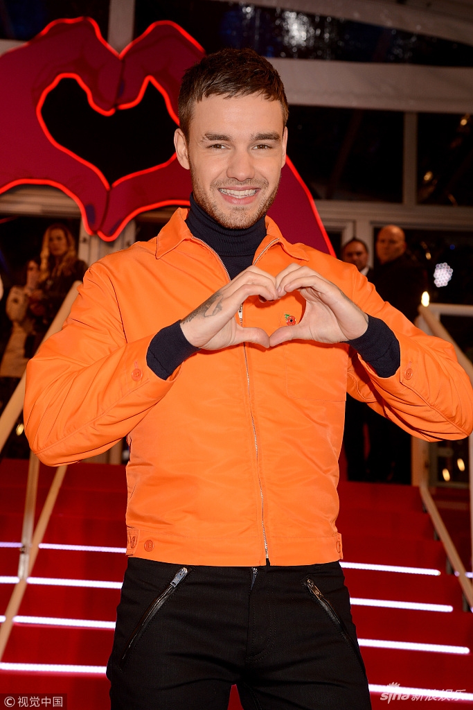 组图:利亚姆-佩恩橘色外套青春洋溢 比心卖萌与粉丝自拍_高清图集