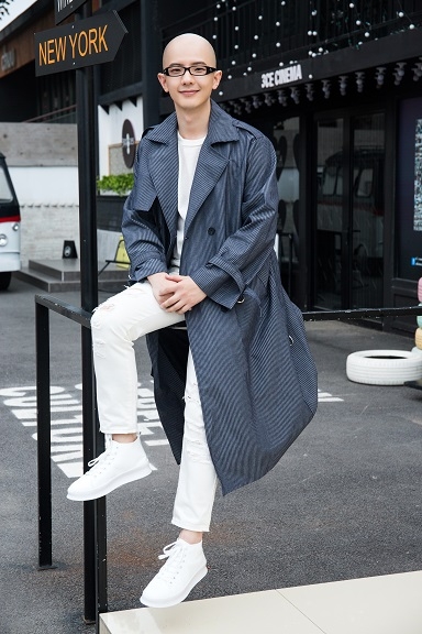 组图:平安最新写真曝光 蓝白条纹外套低调优雅