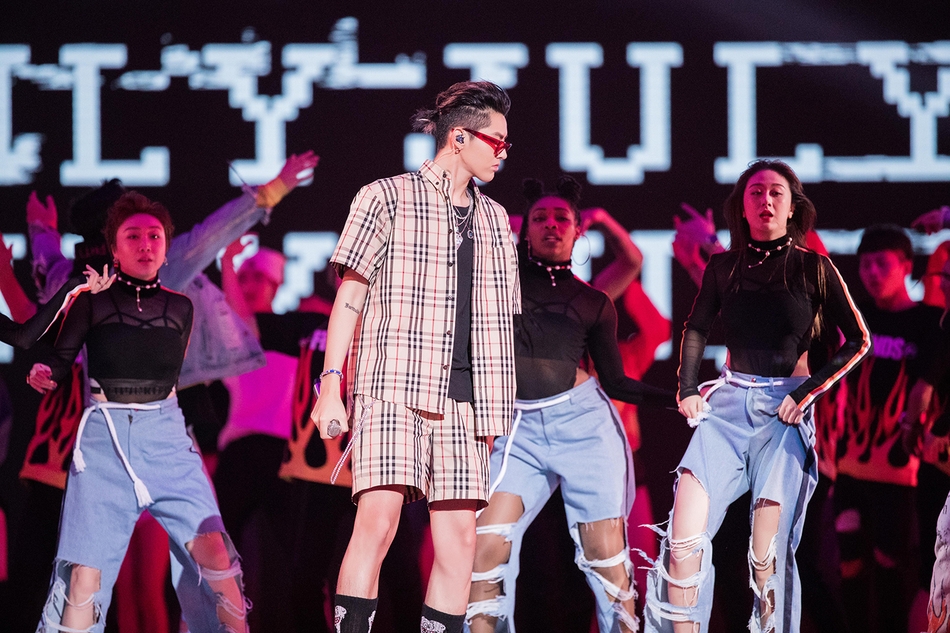 组图:吴亦凡出席活动连唱三首歌 嘻哈装扮帅气十足