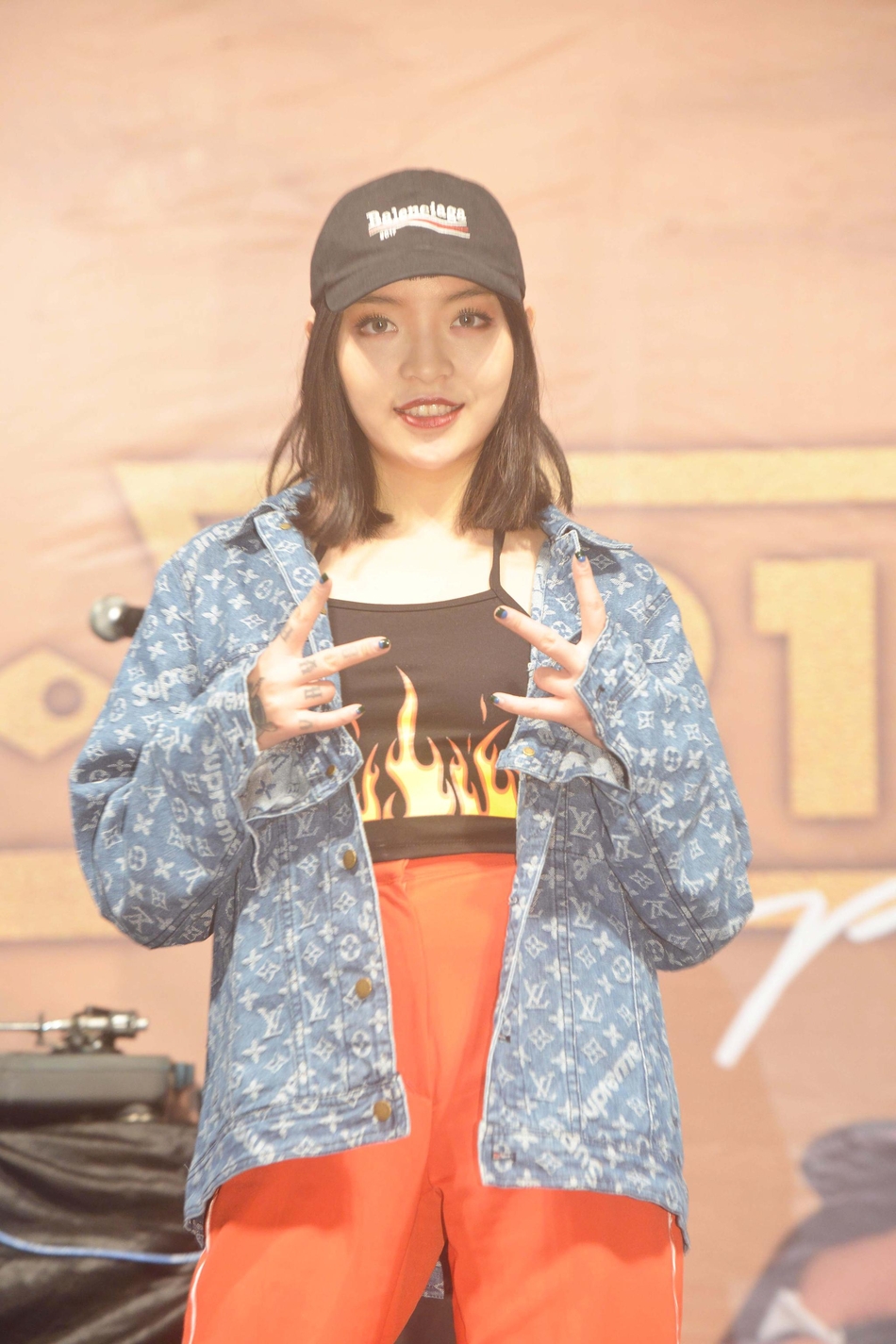 vava赴台湾宣传专辑《21》 学习台语向粉丝传情