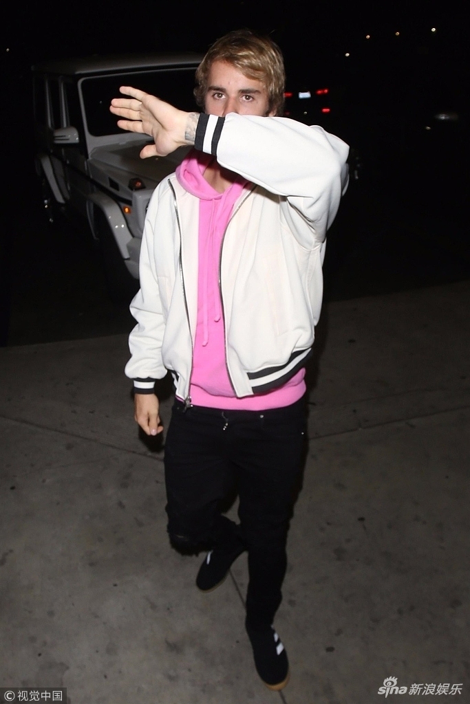 组图:比伯穿粉色卫衣现身教堂 大手一挥不让拍显不羁_高清图集_新浪网