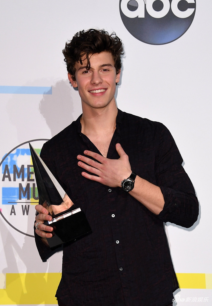 2017全美音乐奖举行 萌德获最受欢迎当代成人歌手