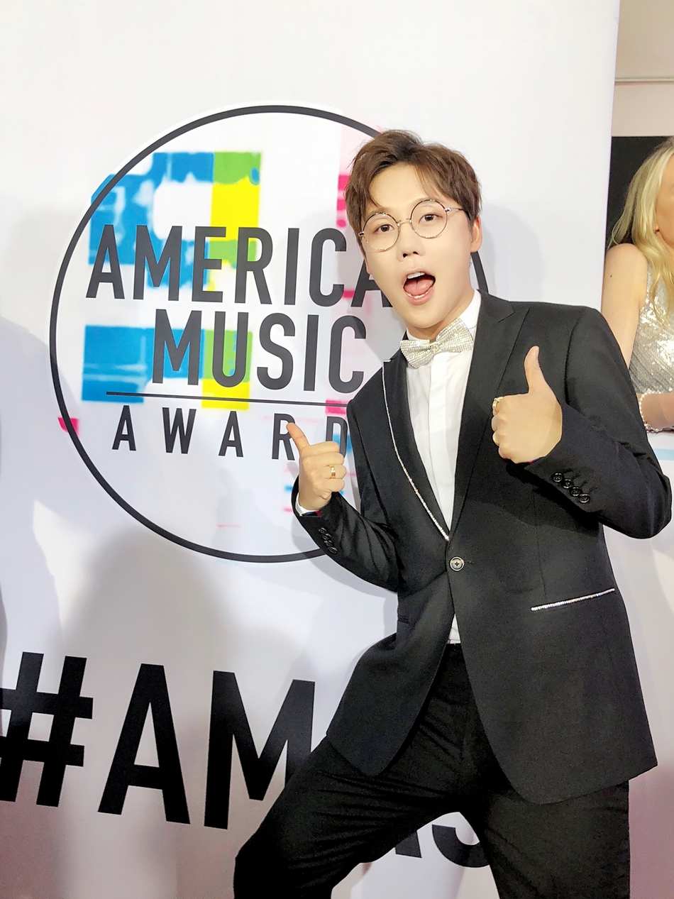 组图:刘维现身全美音乐奖红毯 黑色西装配复古眼镜尽显优雅