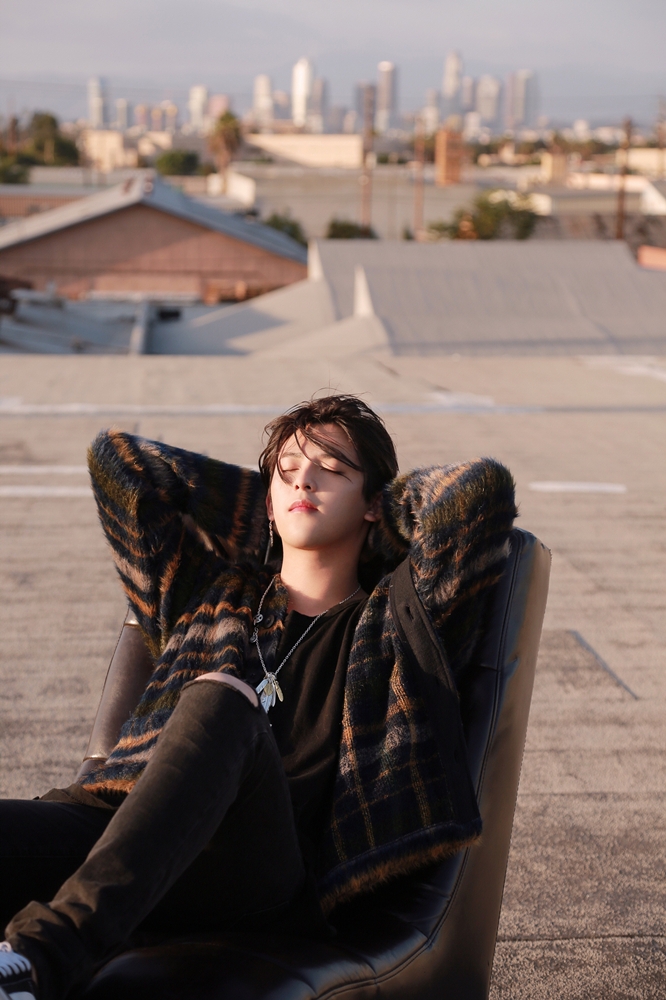 组图:符龙飞《im ok》mv首发 洛杉矶取景展异域风情