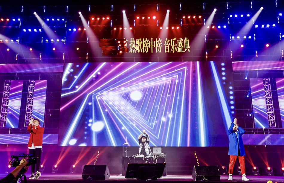 外衣装扮登场,为大家带来了经典《不害怕》《隐形的翅膀》歌曲串烧