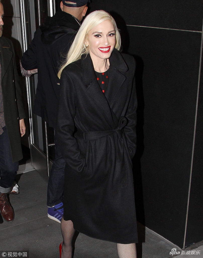 组图:格温-史蒂芬妮笑容灿烂心情靓 一身黑衣秀雪白美腿