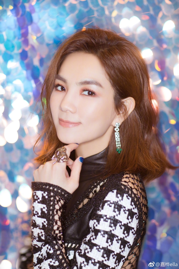 组图:ella现身维密秀场凹出妖娆身姿 大方分享观秀心得_高清图集_新浪